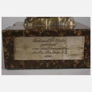 Adler auf Marmorsockel