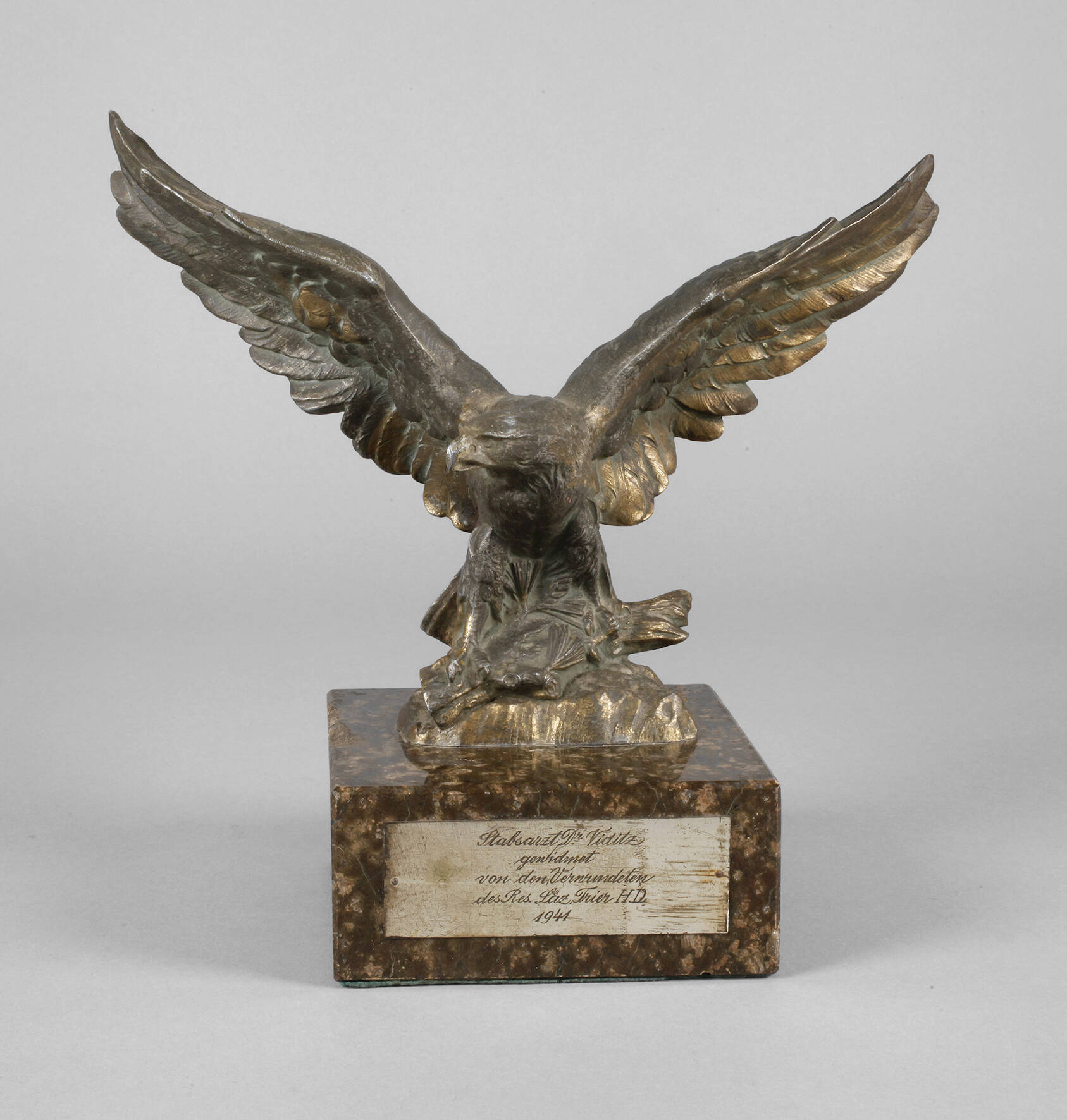 Adler auf Marmorsockel