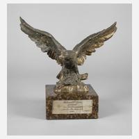 Adler auf Marmorsockel111