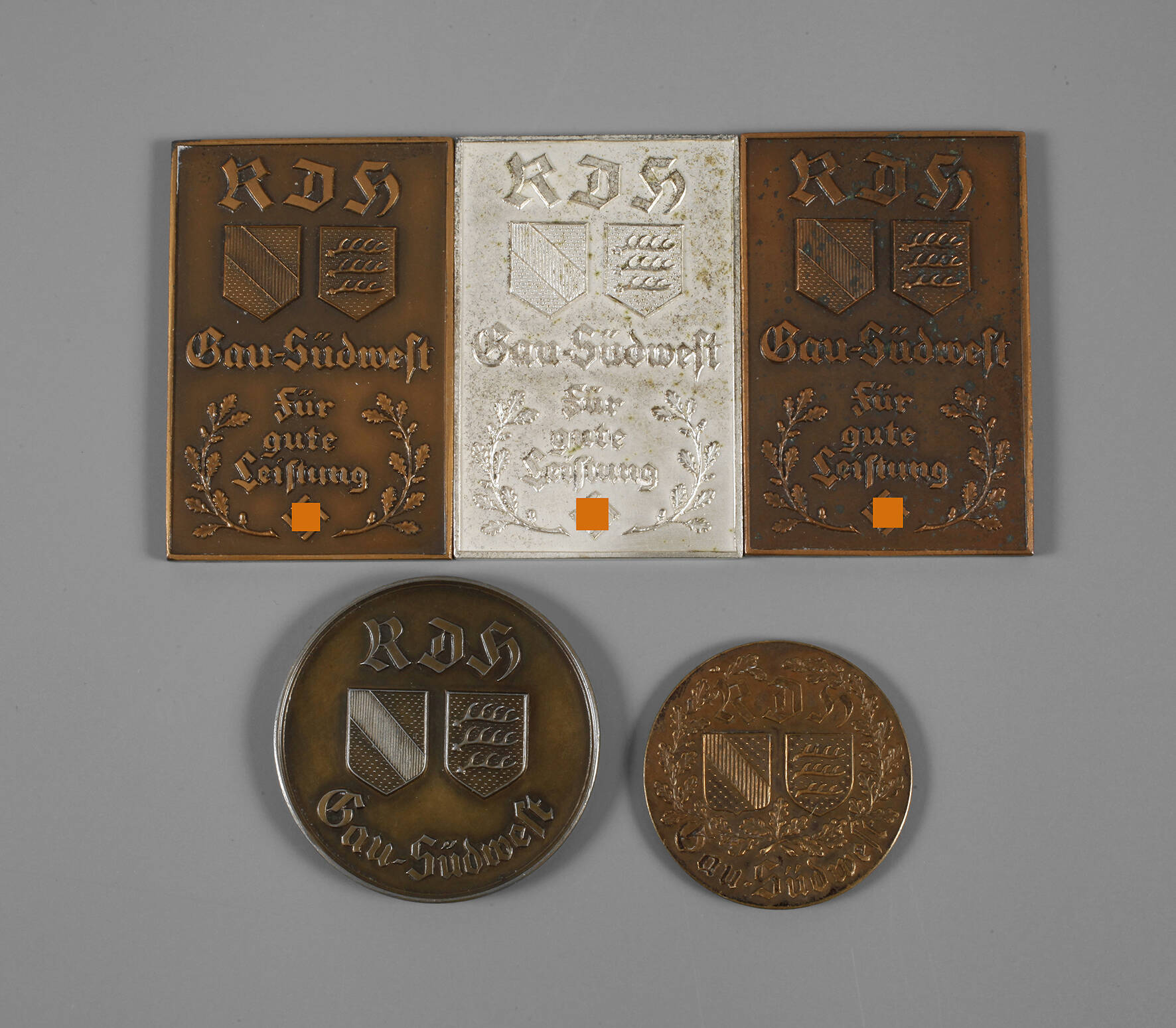 Fünf Plaketten des Reichsbundes Deutscher Hundehaltung