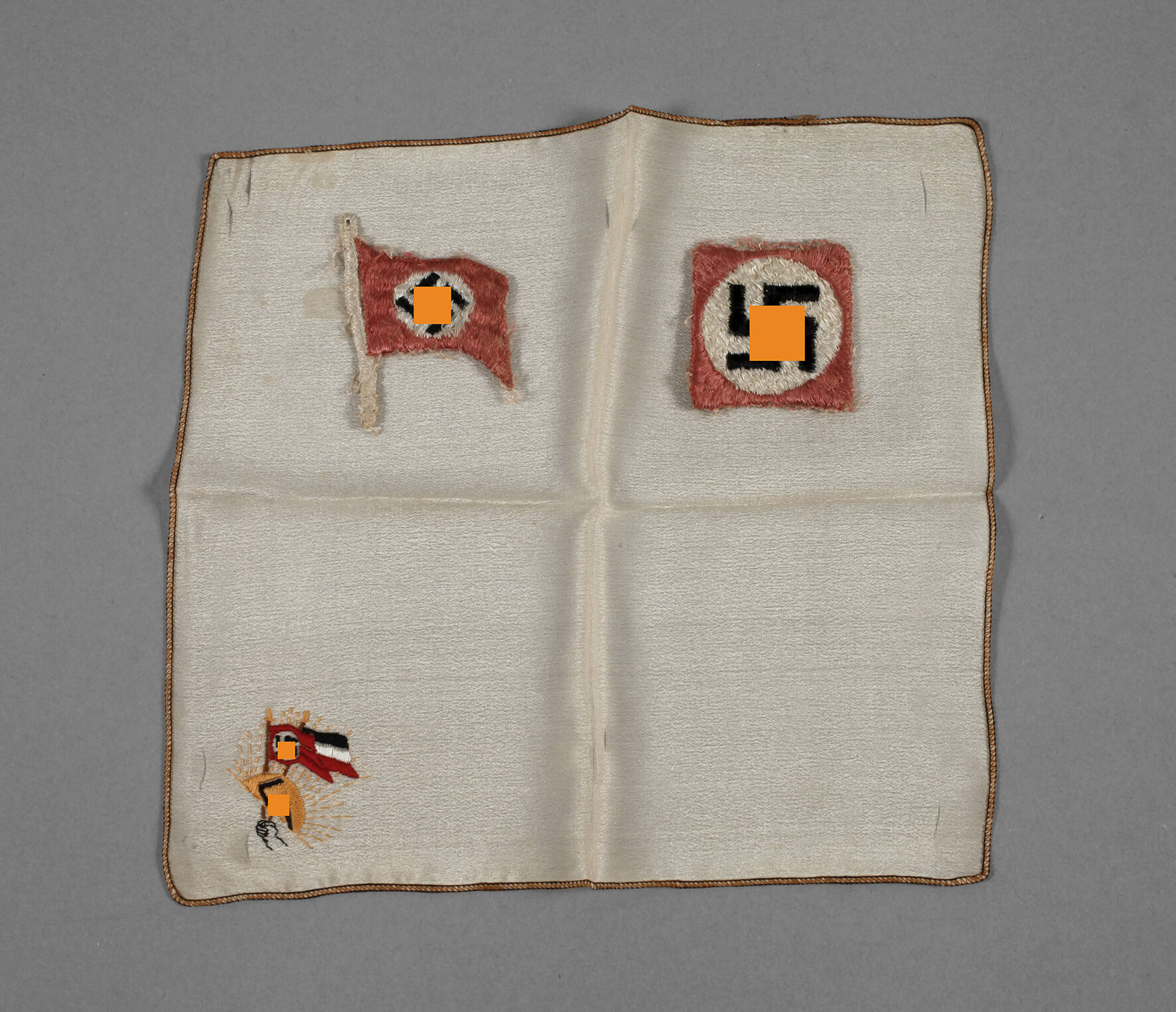 Tuch und zwei Aufnäher