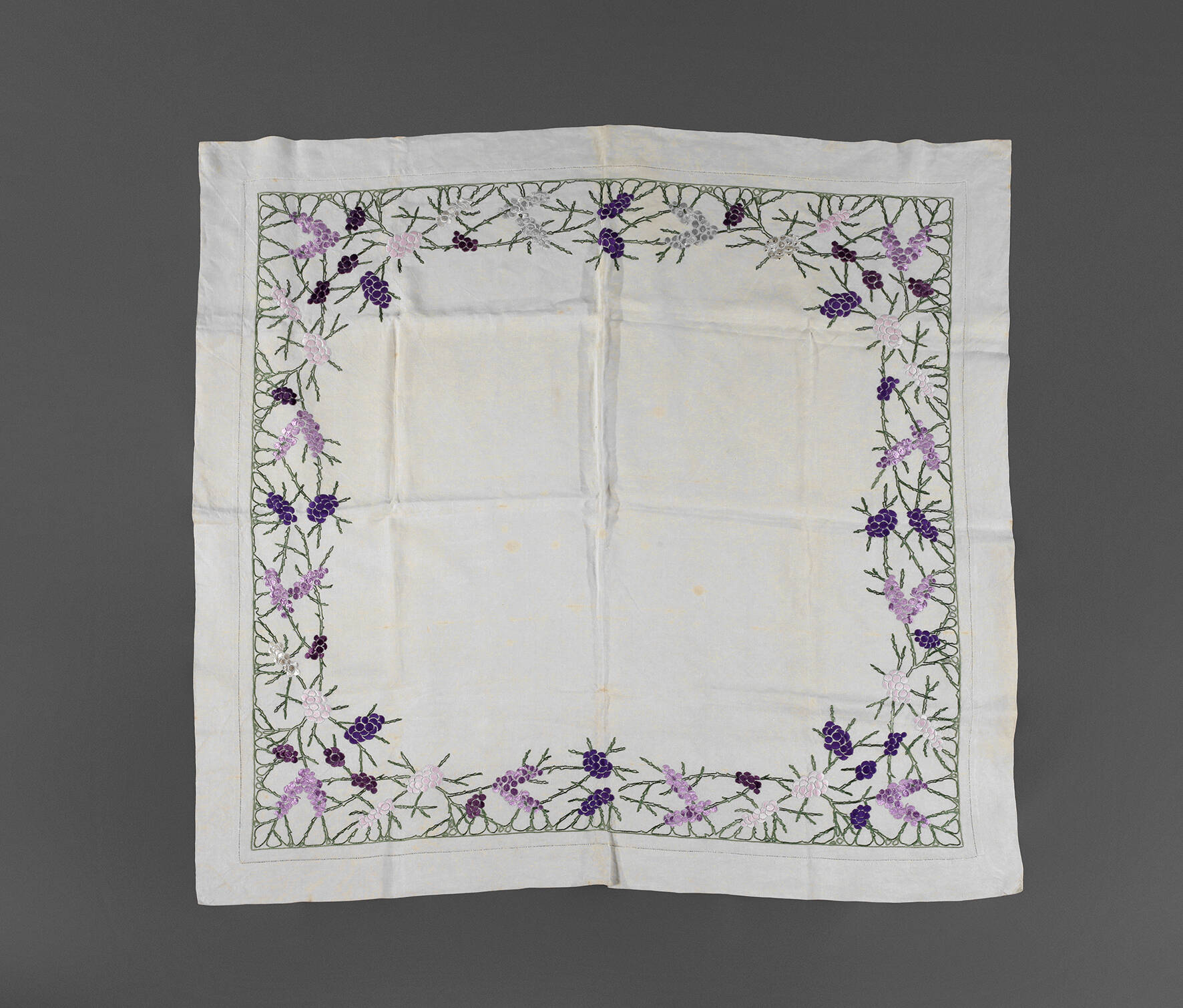 Besticktes Tafeltuch