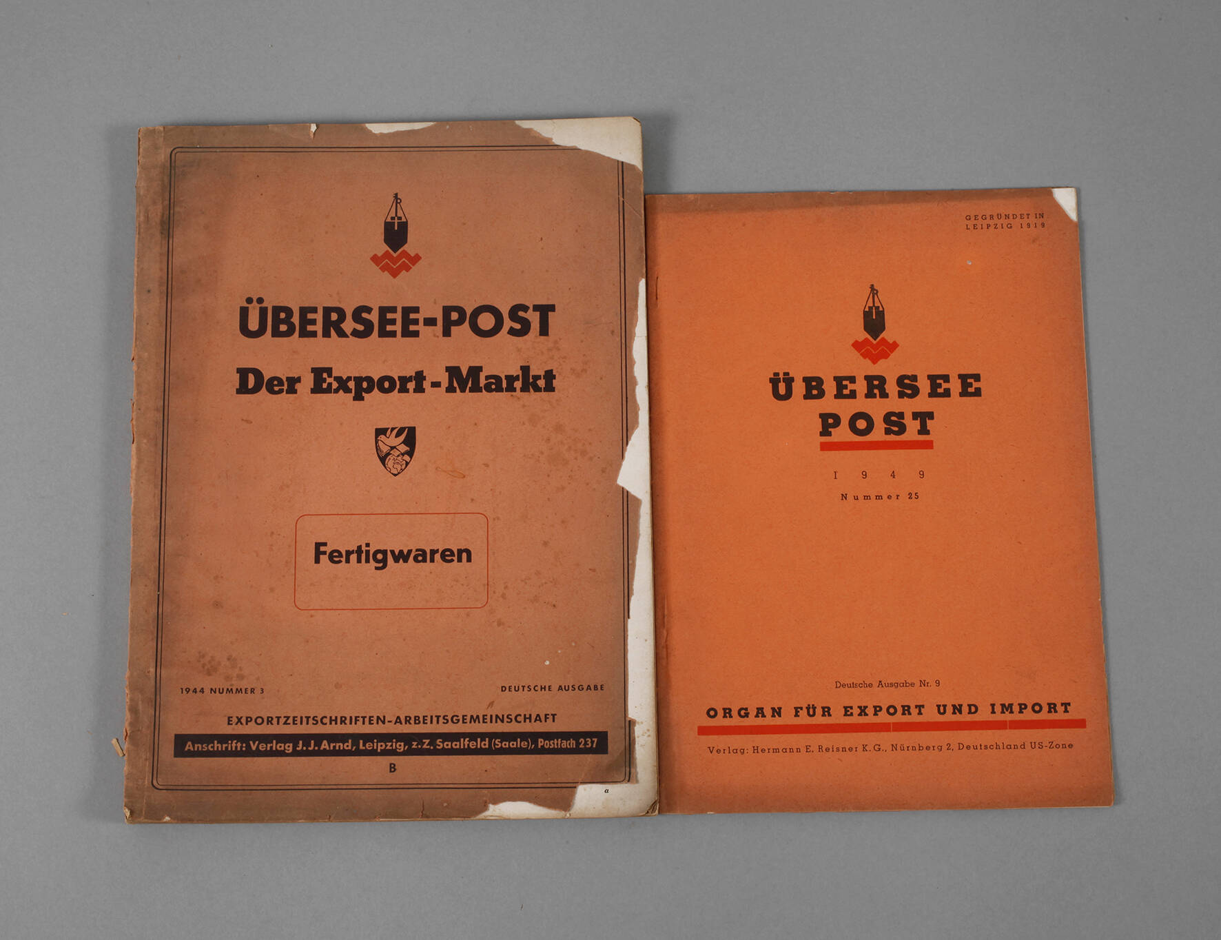 Zwei Exemplare Überseepost