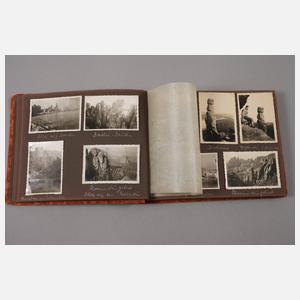 Zwei Postkarten- und Fotoalben