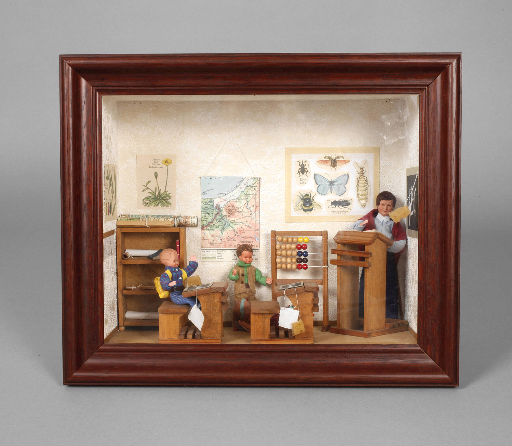 Diorama mit Puppenschule