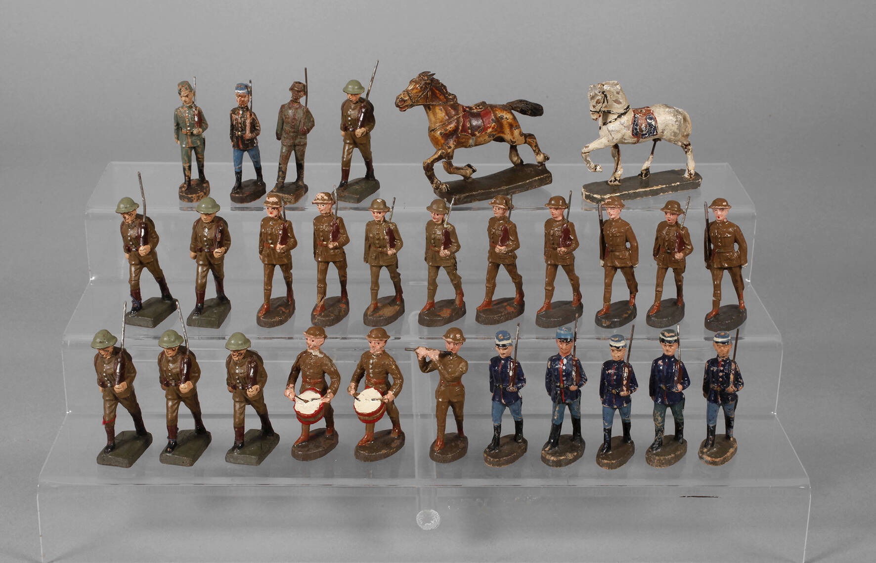 Konvolut Massesoldaten als Parade