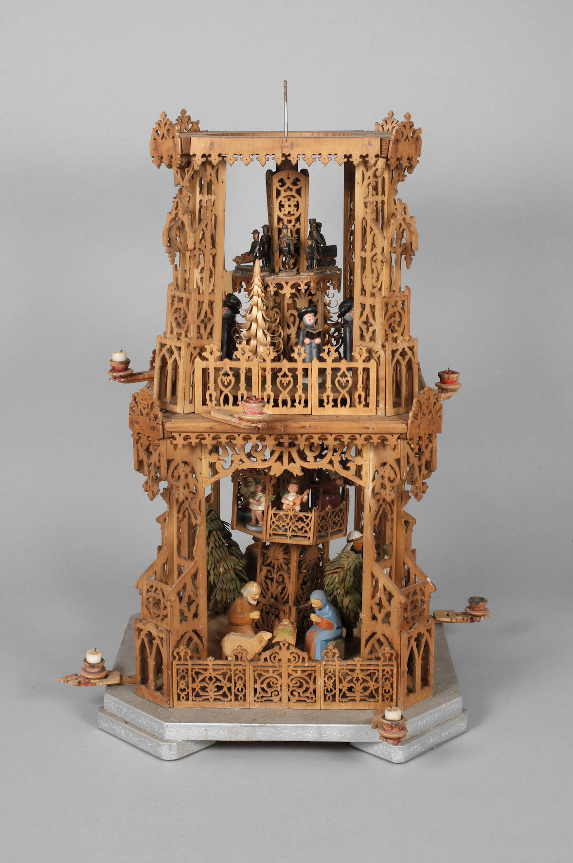 Große Weihnachtspyramide Erzgebirge