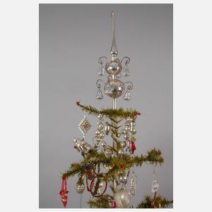 Federbaum mit Christbaumschmuck