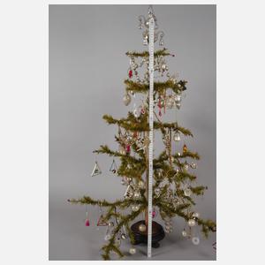 Federbaum mit Christbaumschmuck