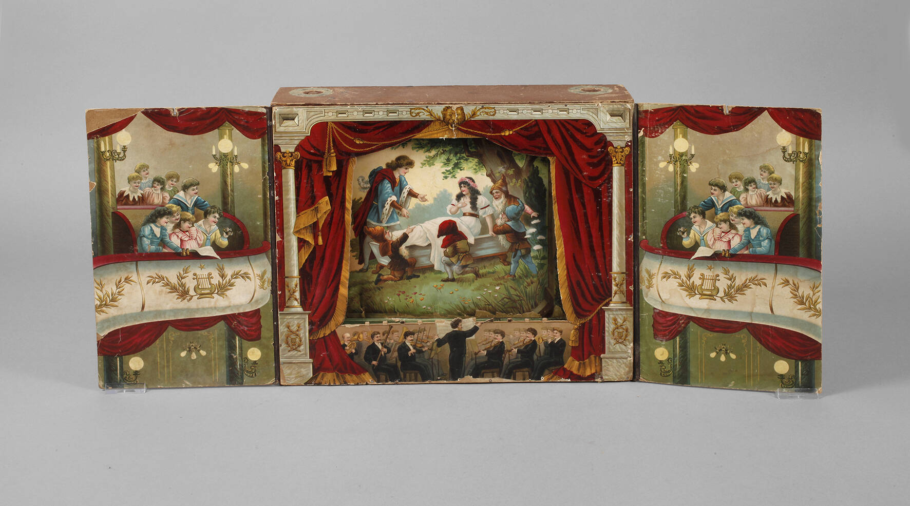 Papiertheater mit Märchenszenen