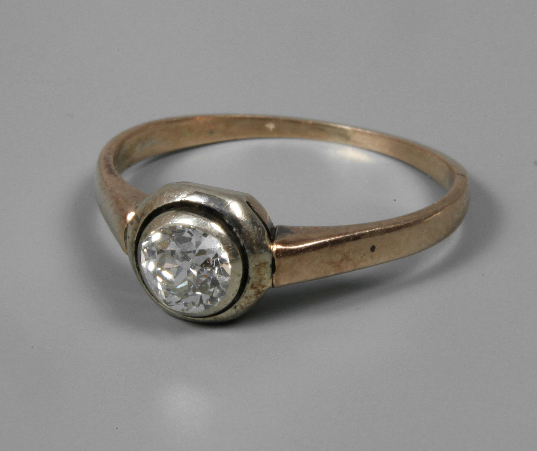 Damenring mit Diamantbesatz