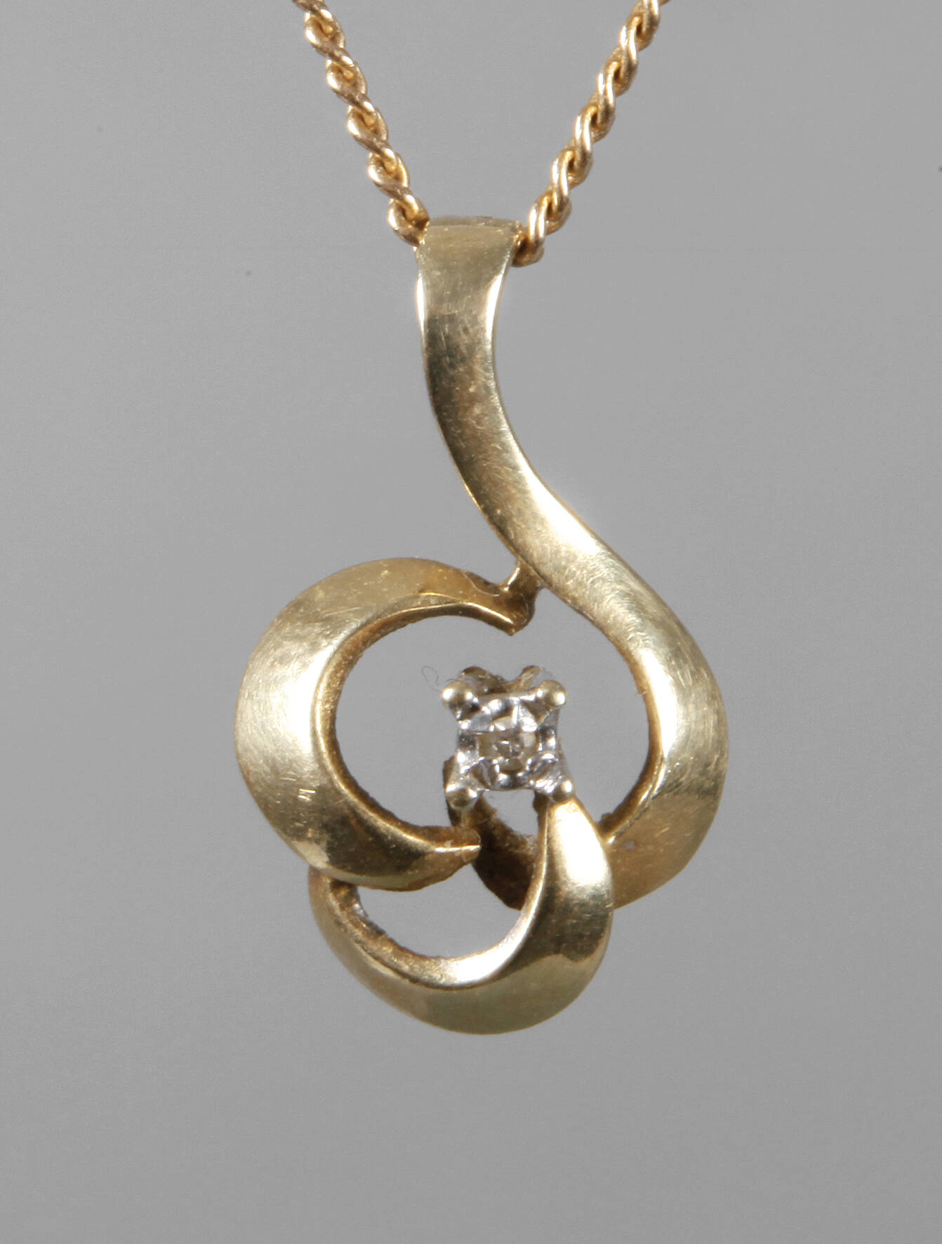 Diamantanhänger an Kette