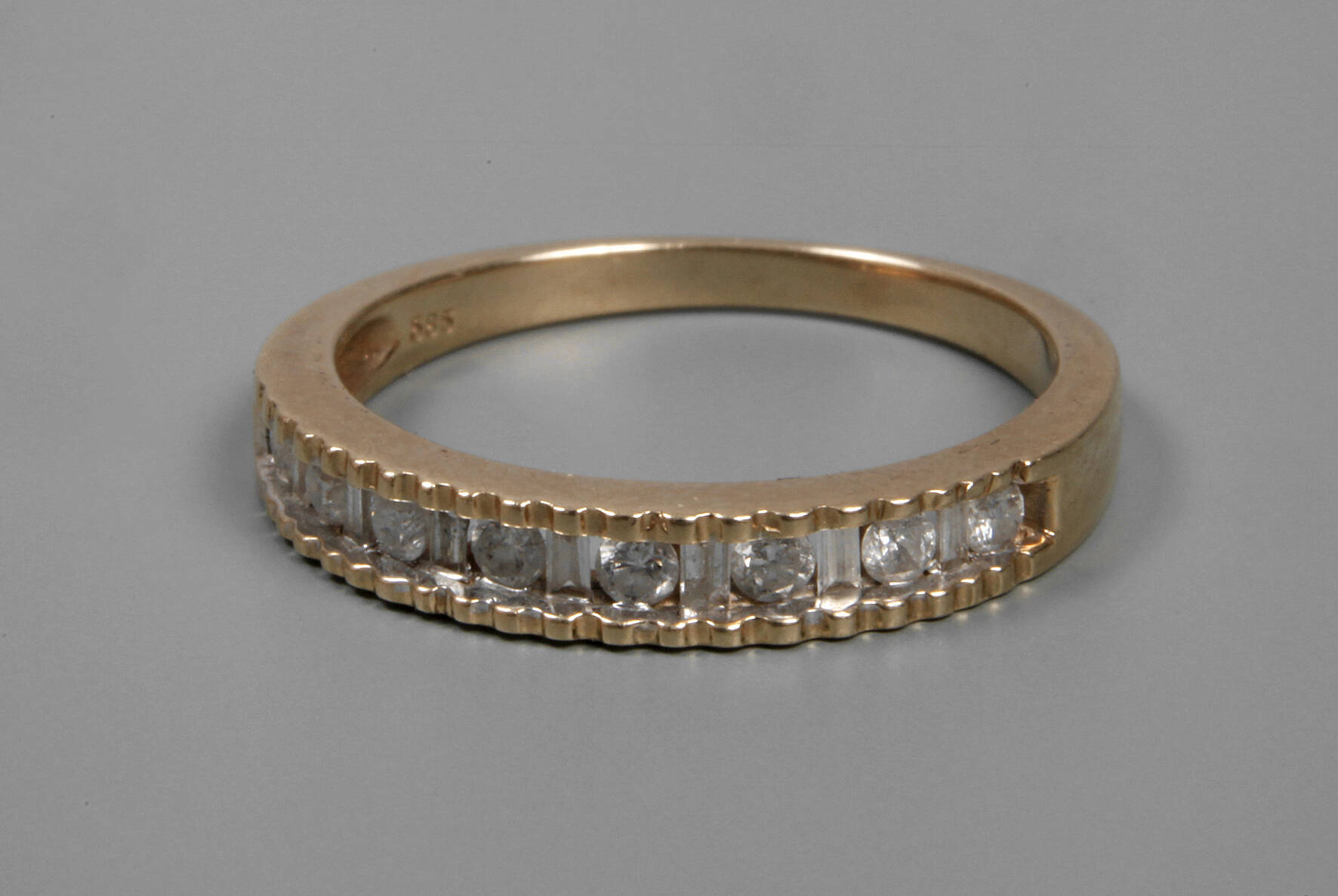 Damenring mit Diamantbesatz