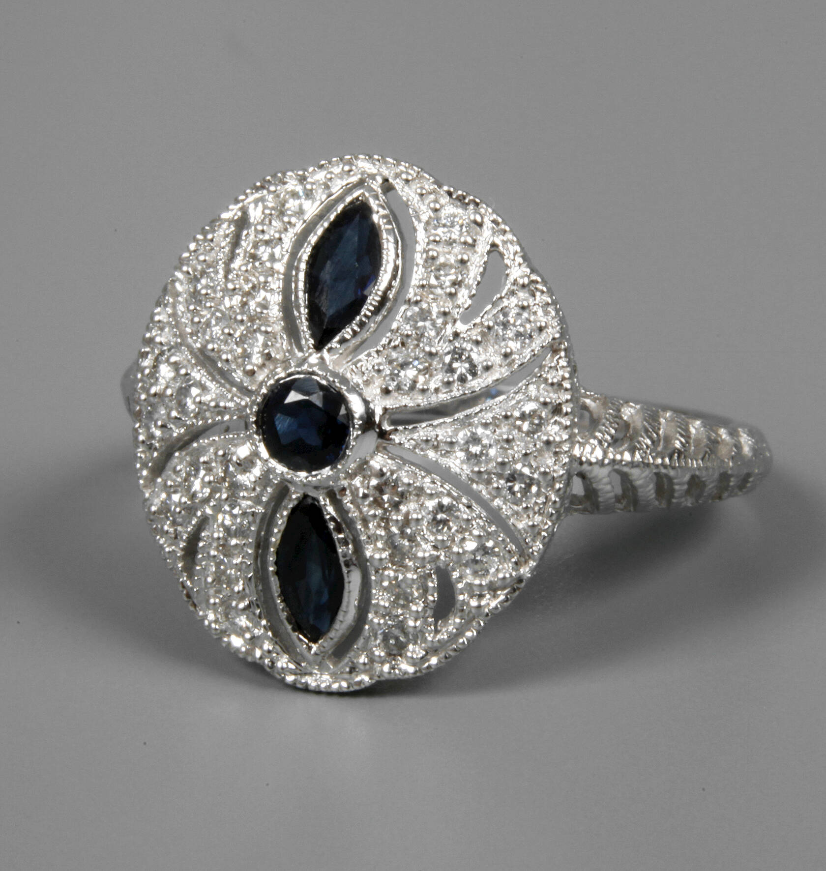 Damenring mit Saphiren und Brillanten