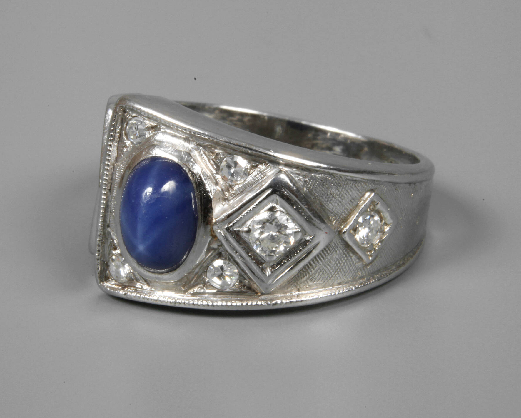 Damenring mit Sternsaphir und Brillanten