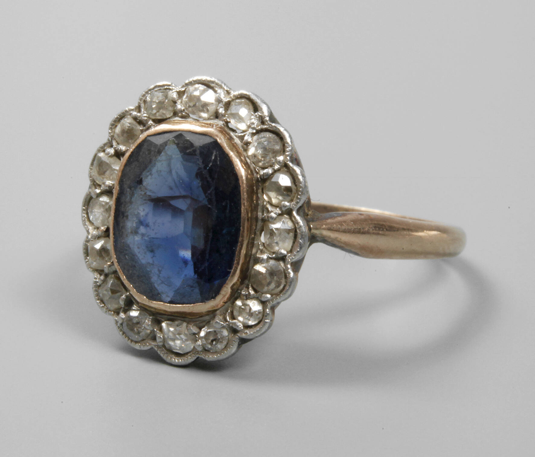 Damenring mit Saphir und Diamanten