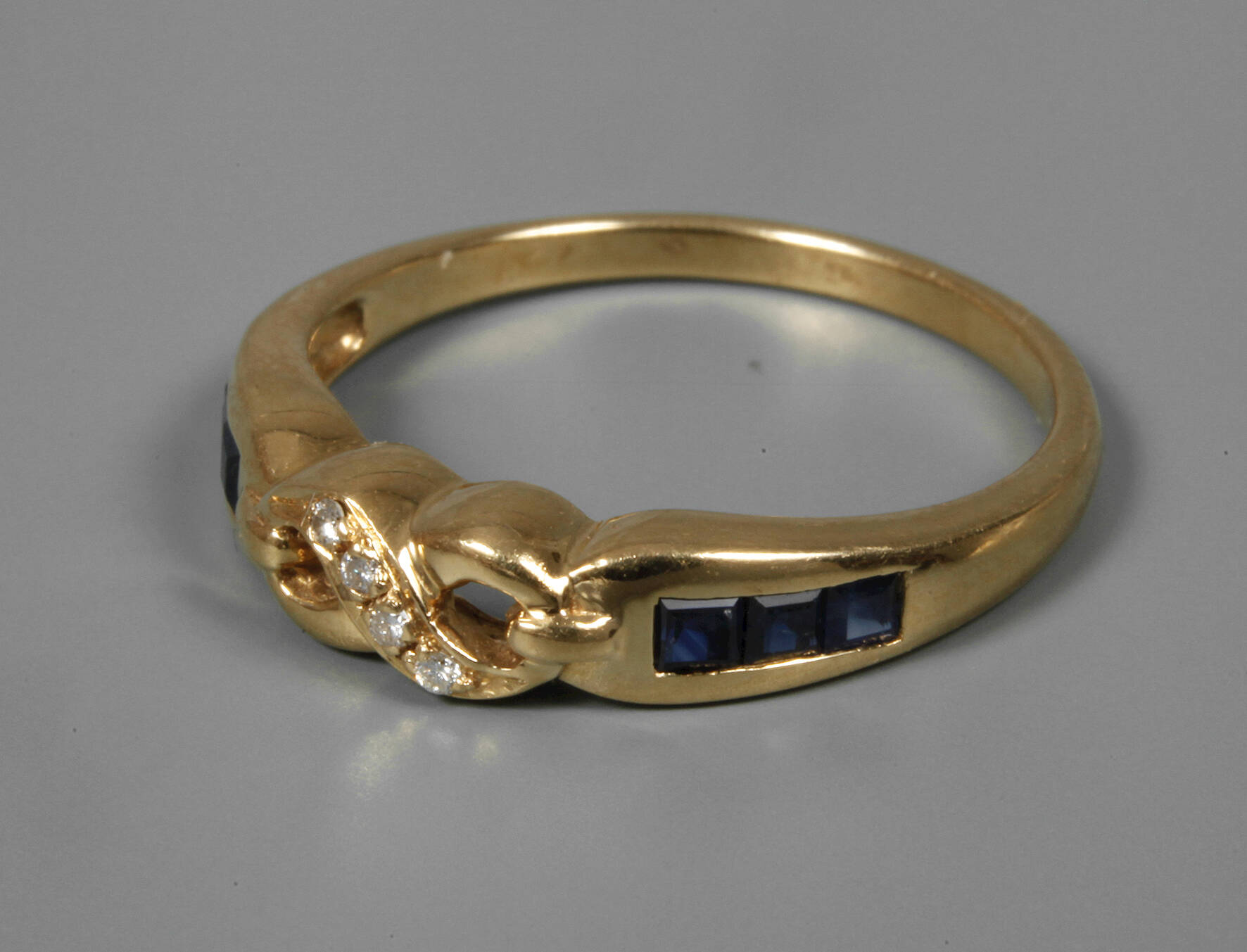 Damenring mit Saphiren und Brillanten