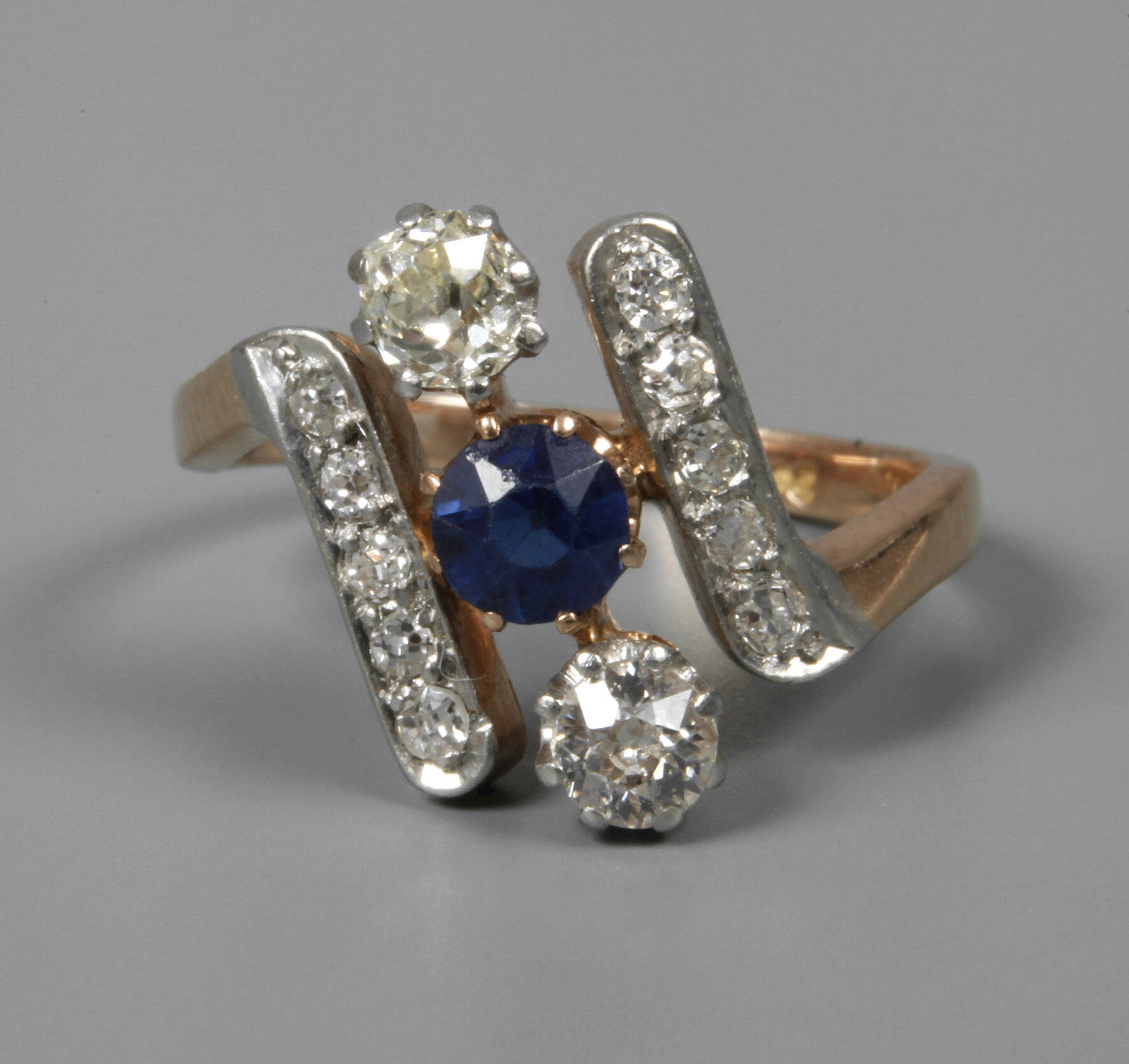 Damenring mit Saphir und Diamanten