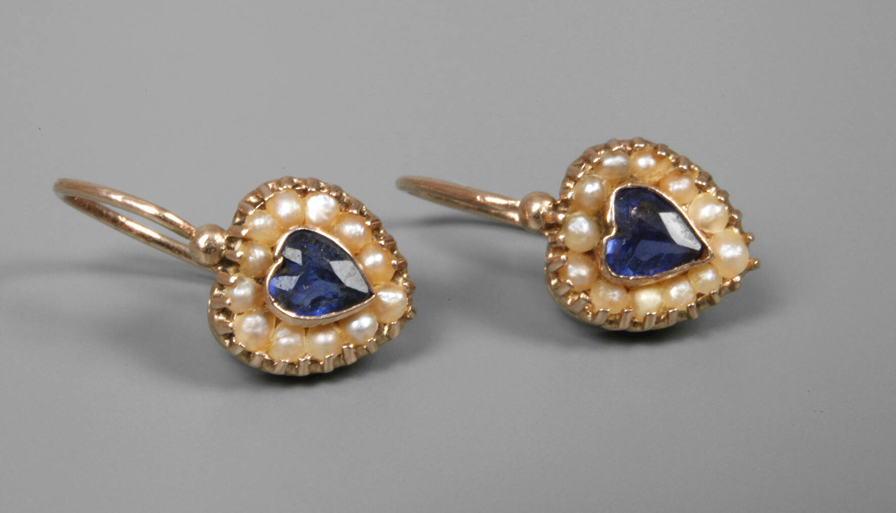 Paar Ohrringe mit Saphiren und Perlen