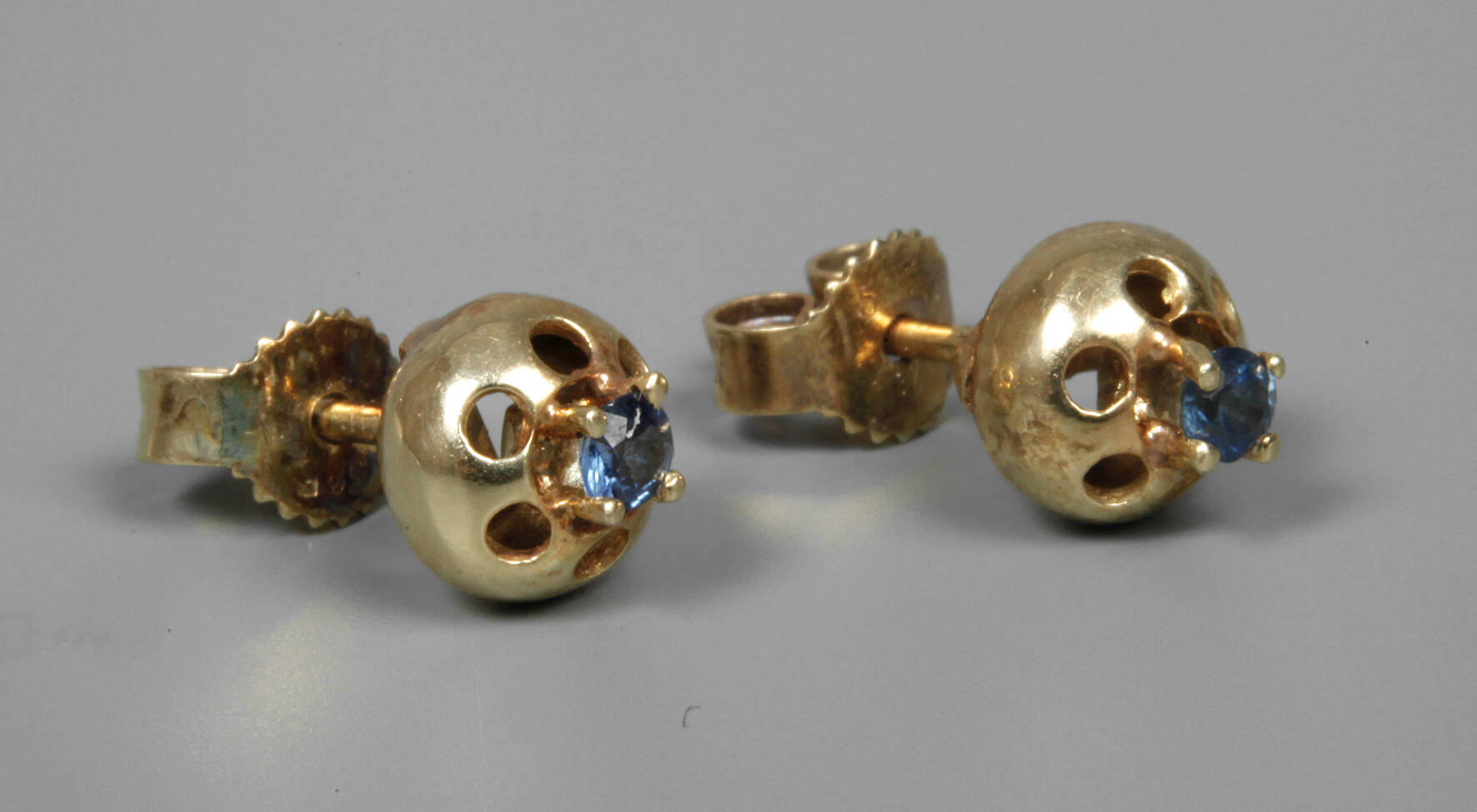 Paar Ohrstecker mit Saphiren