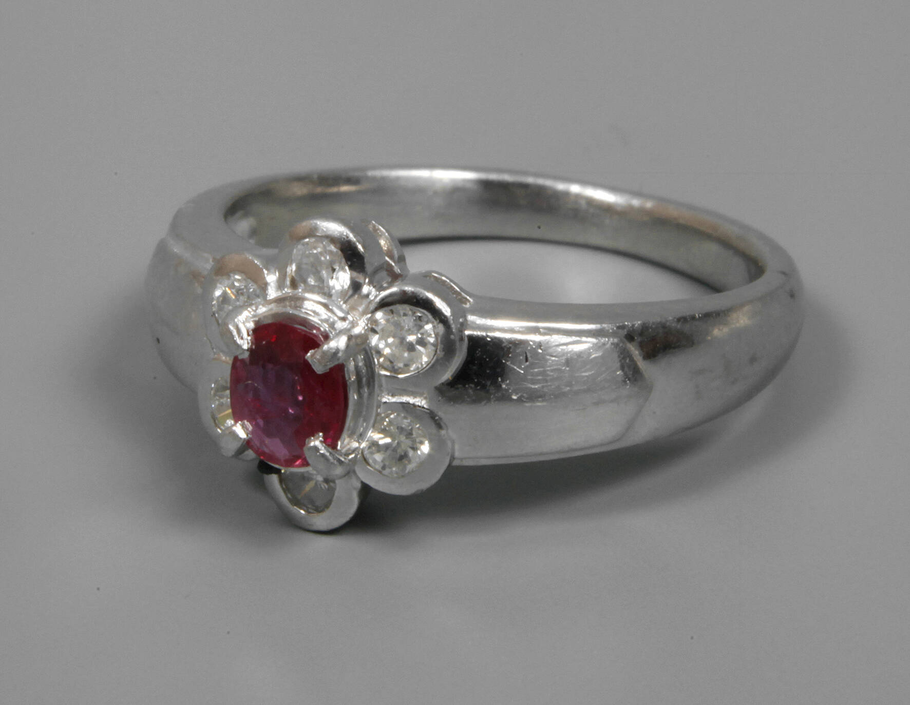 Platinring mit Rubin und Brillanten