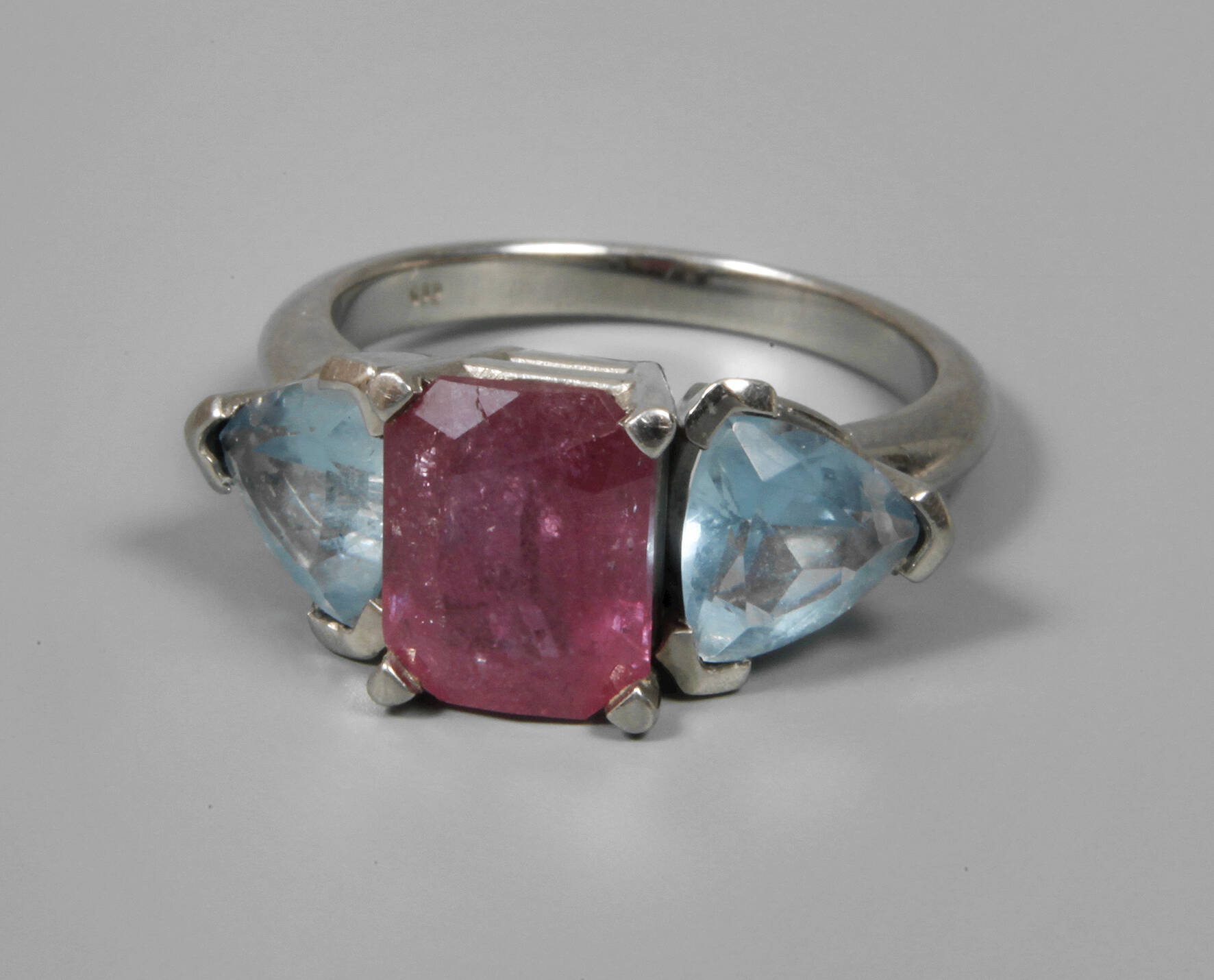Damenring mit Rubin und Aquamarinen