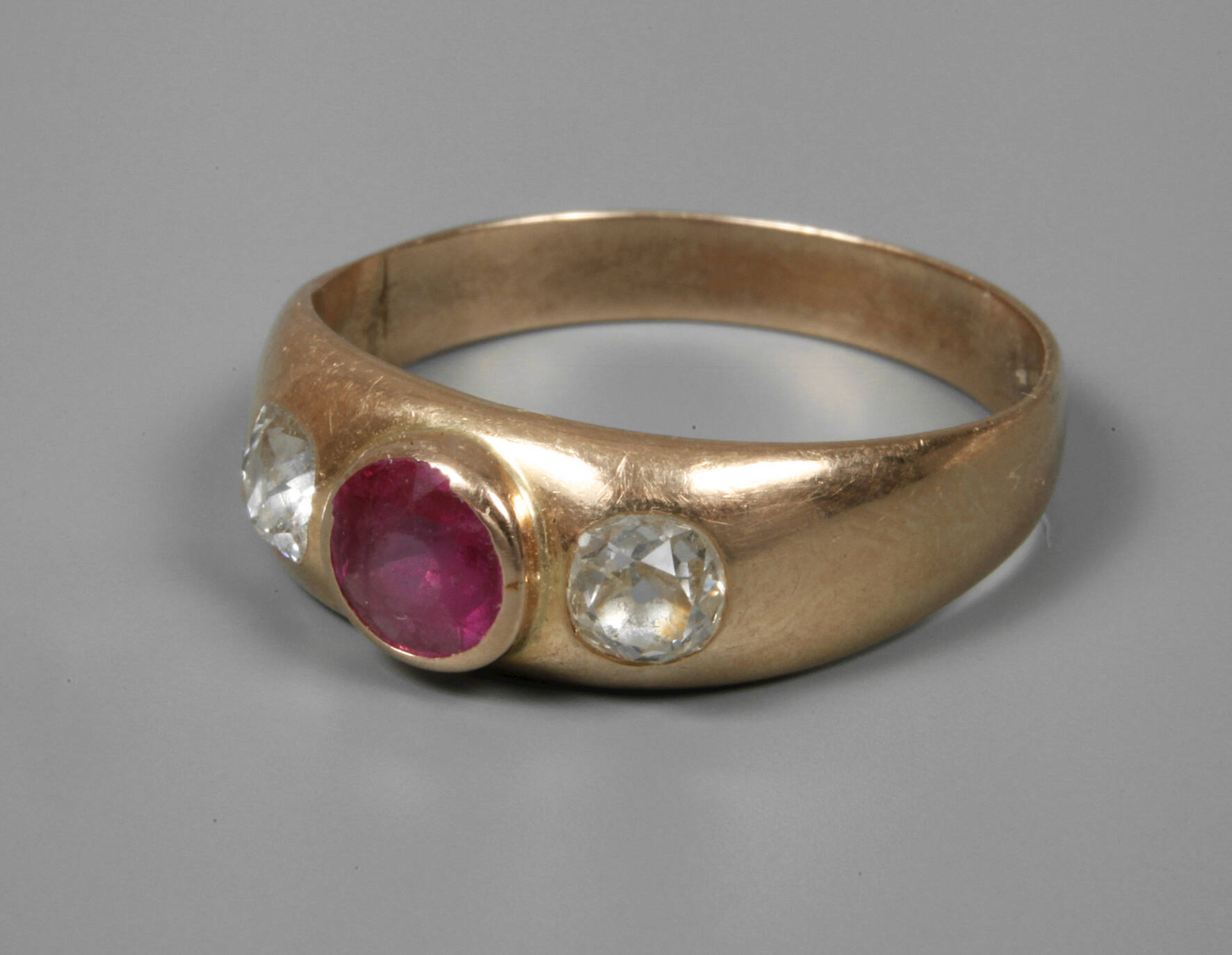 Damenring mit Rubin und Diamanten