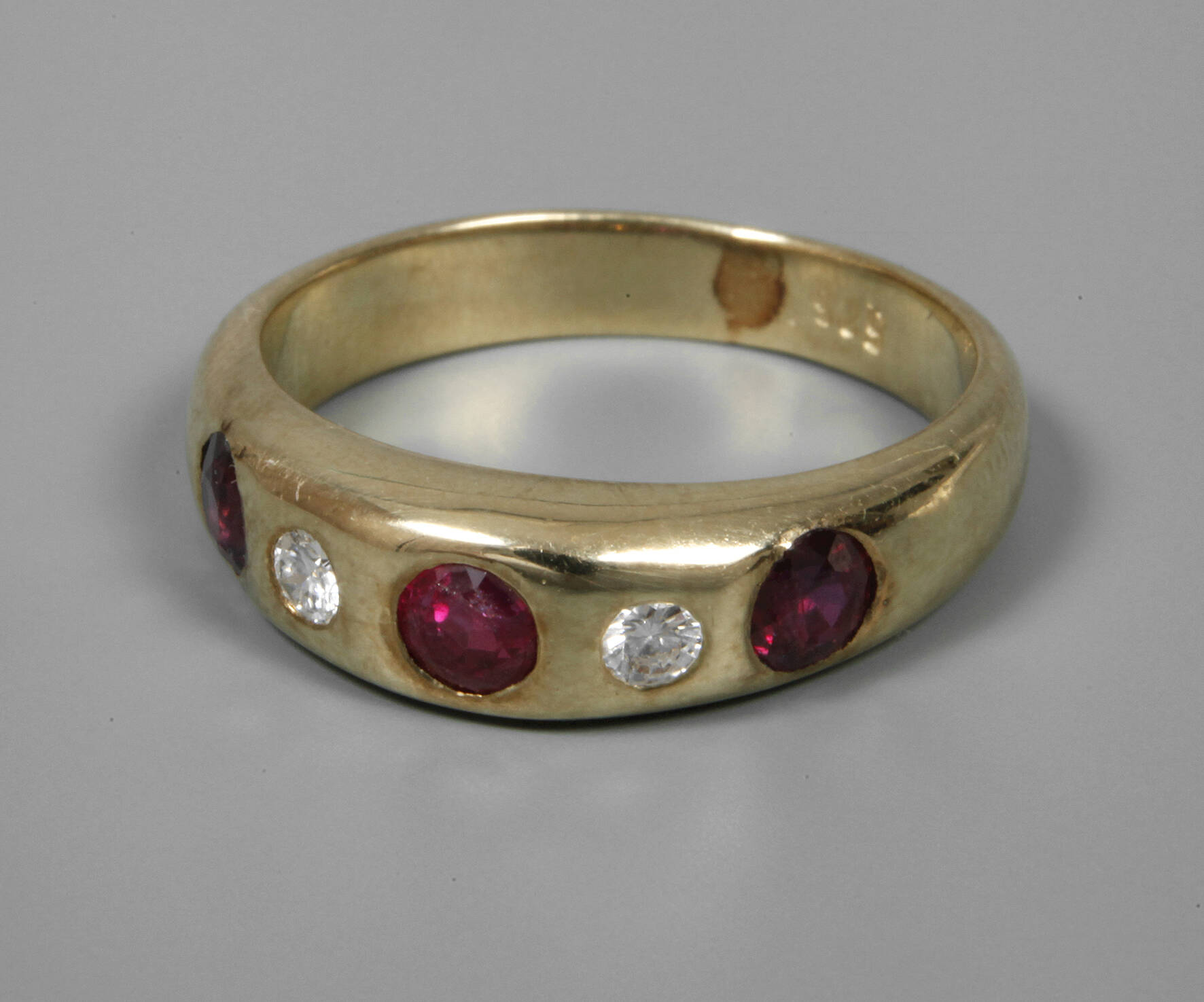 Damenring mit Rubin und Brillanten