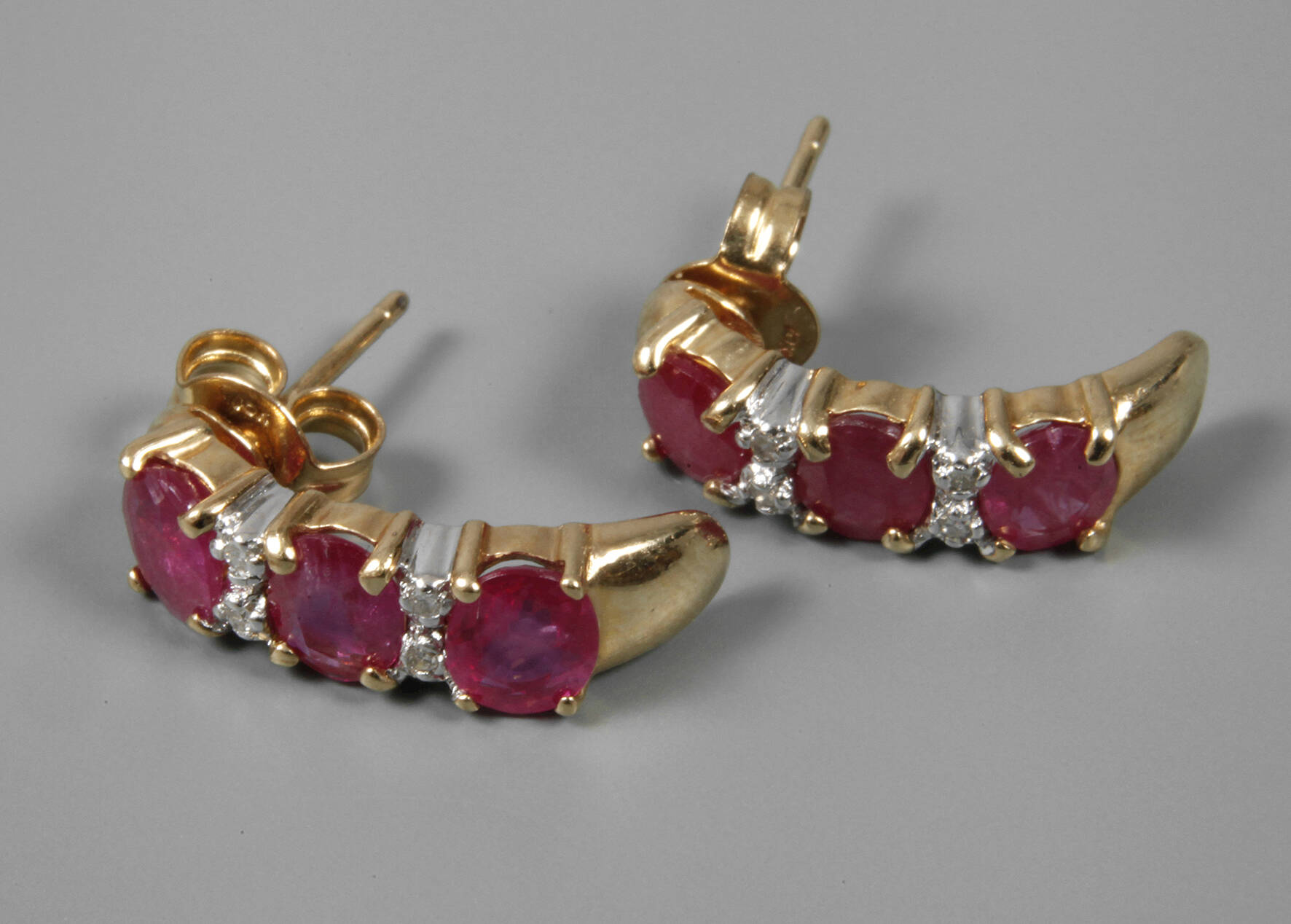 Paar Halbcreolen mit Rubinen und Diamanten