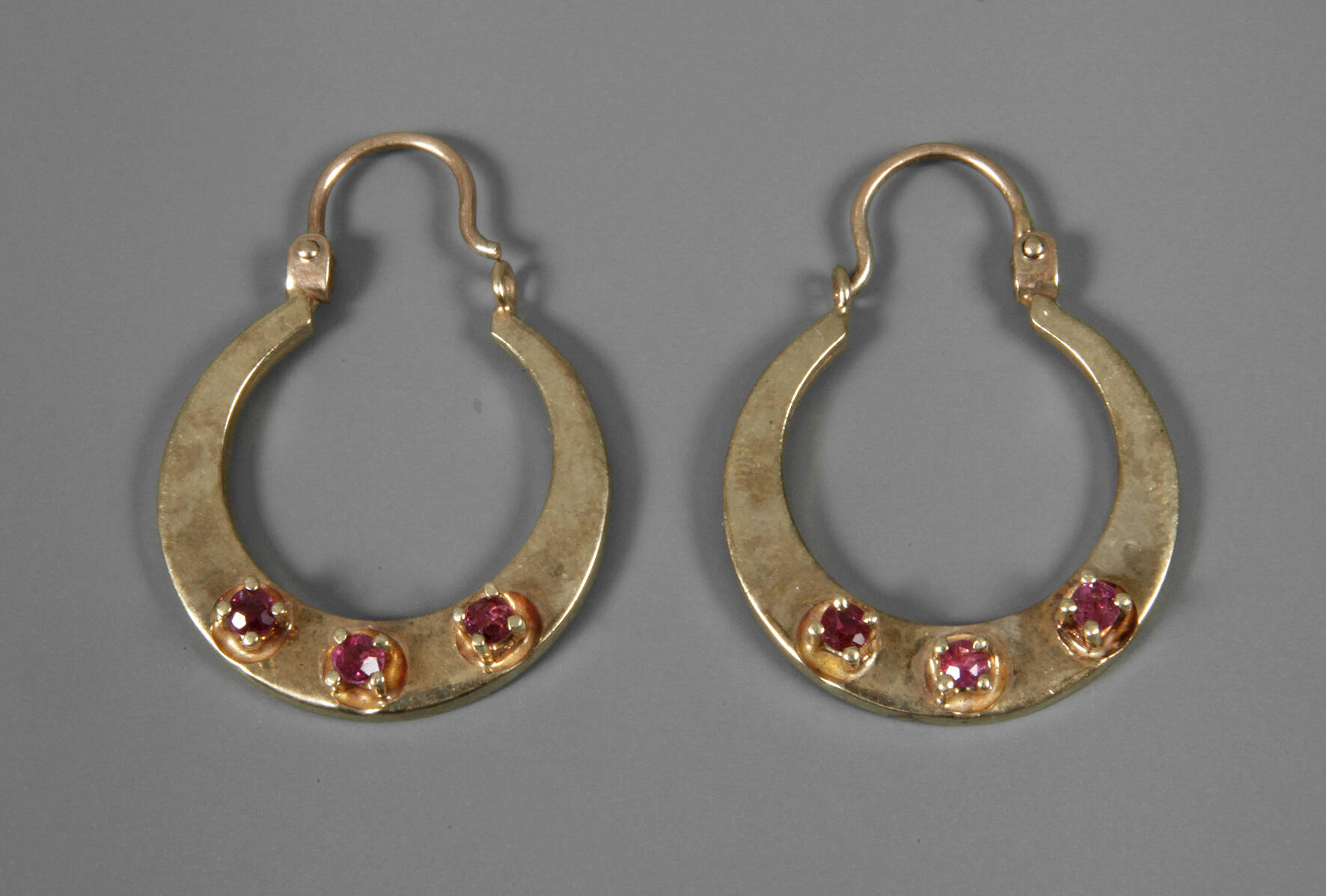 Paar Creolen mit Rubinen