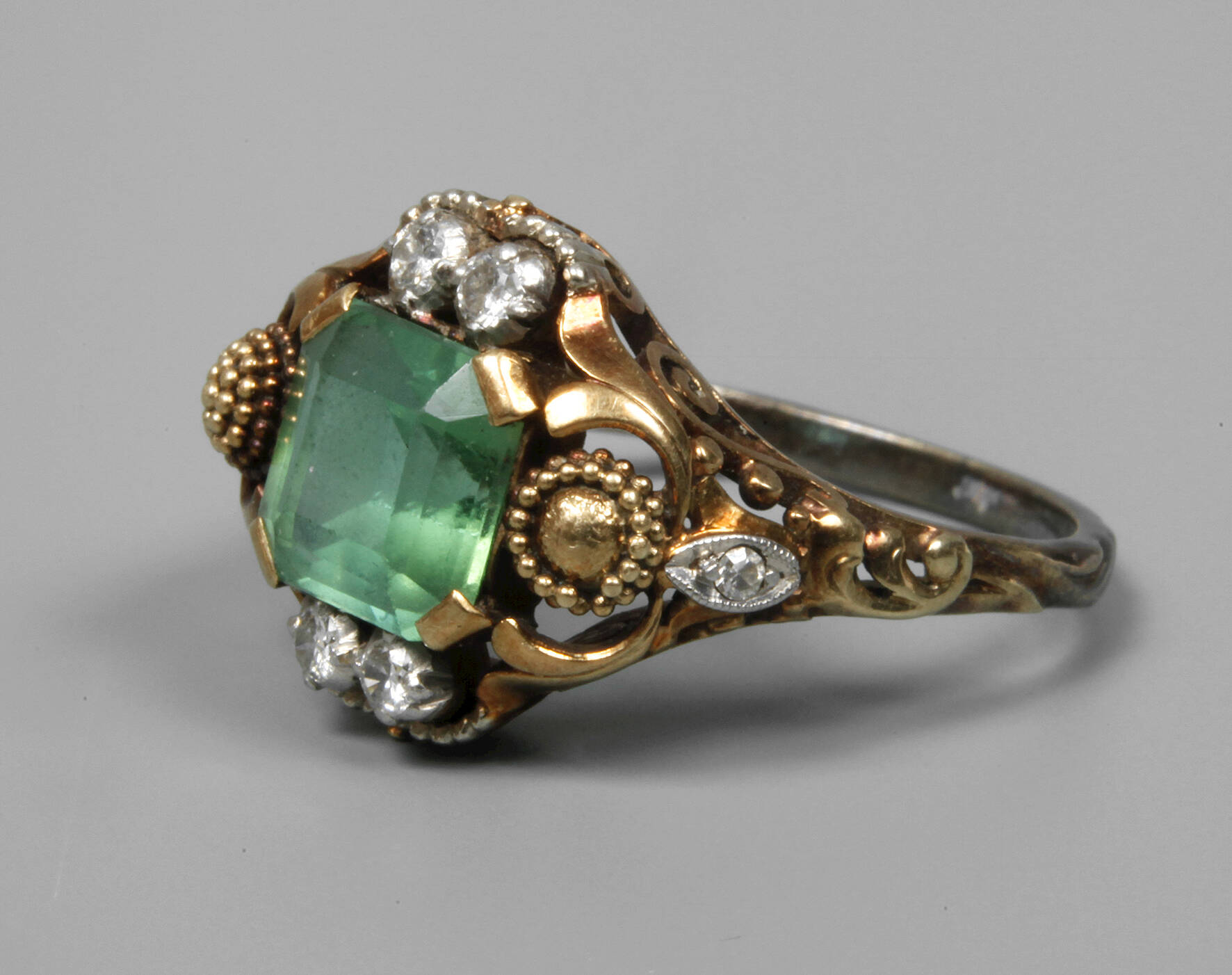 Damenring mit Smaragd und Diamanten