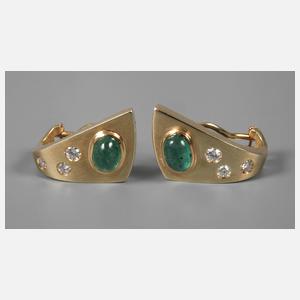 Ein Paar Ohrringe mit Smaragden und Brillanten