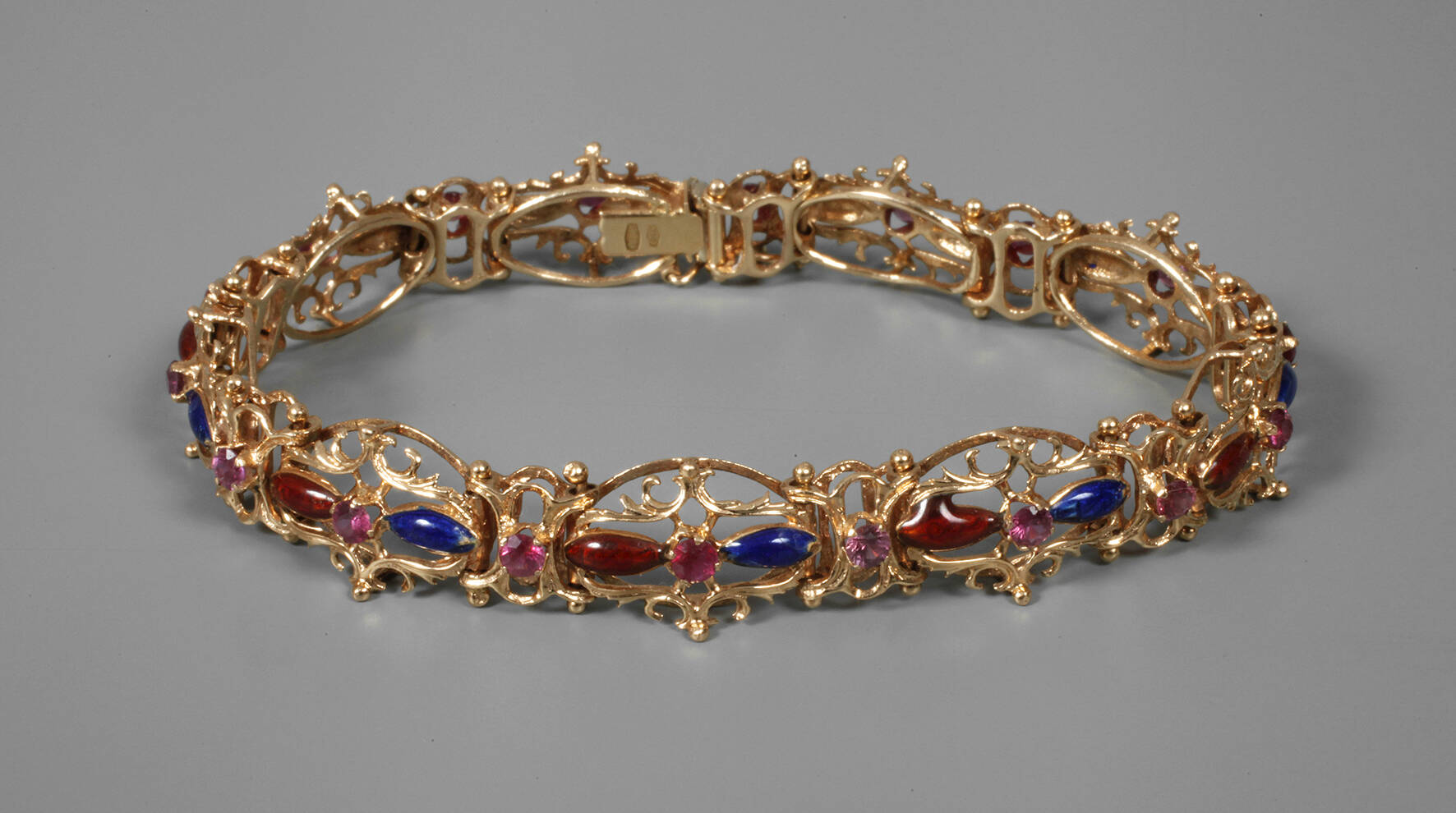 Armband mit Emaille und Rubinen