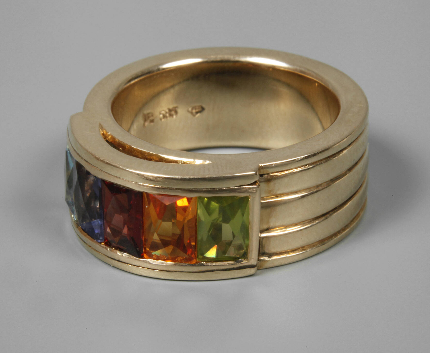 Massiver Ring mit Steinbesatz