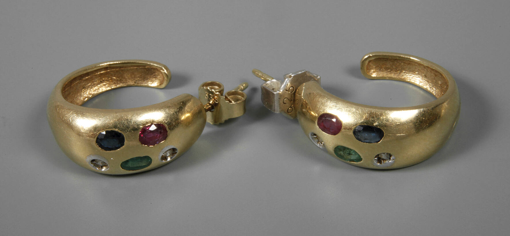 Paar Ohrringe mit Steinbesatz