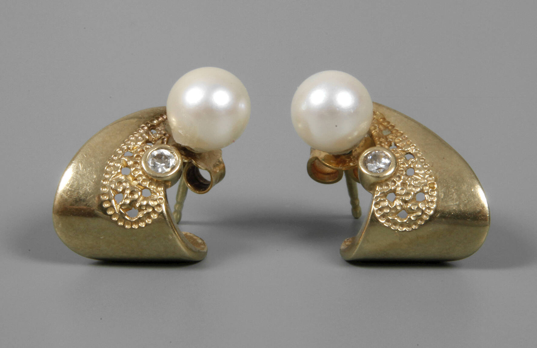 Paar Ohrringe mit Perlen