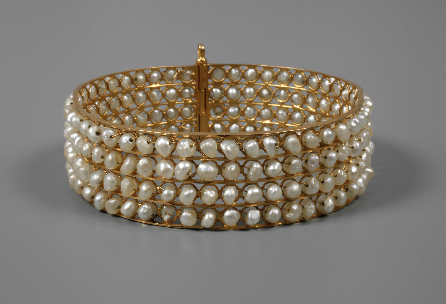 Armreif mit Perlbesatz