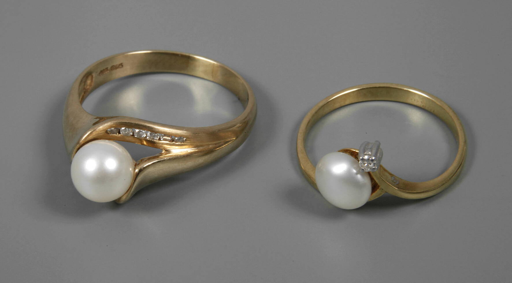 Zwei Damenringe mit Perlen