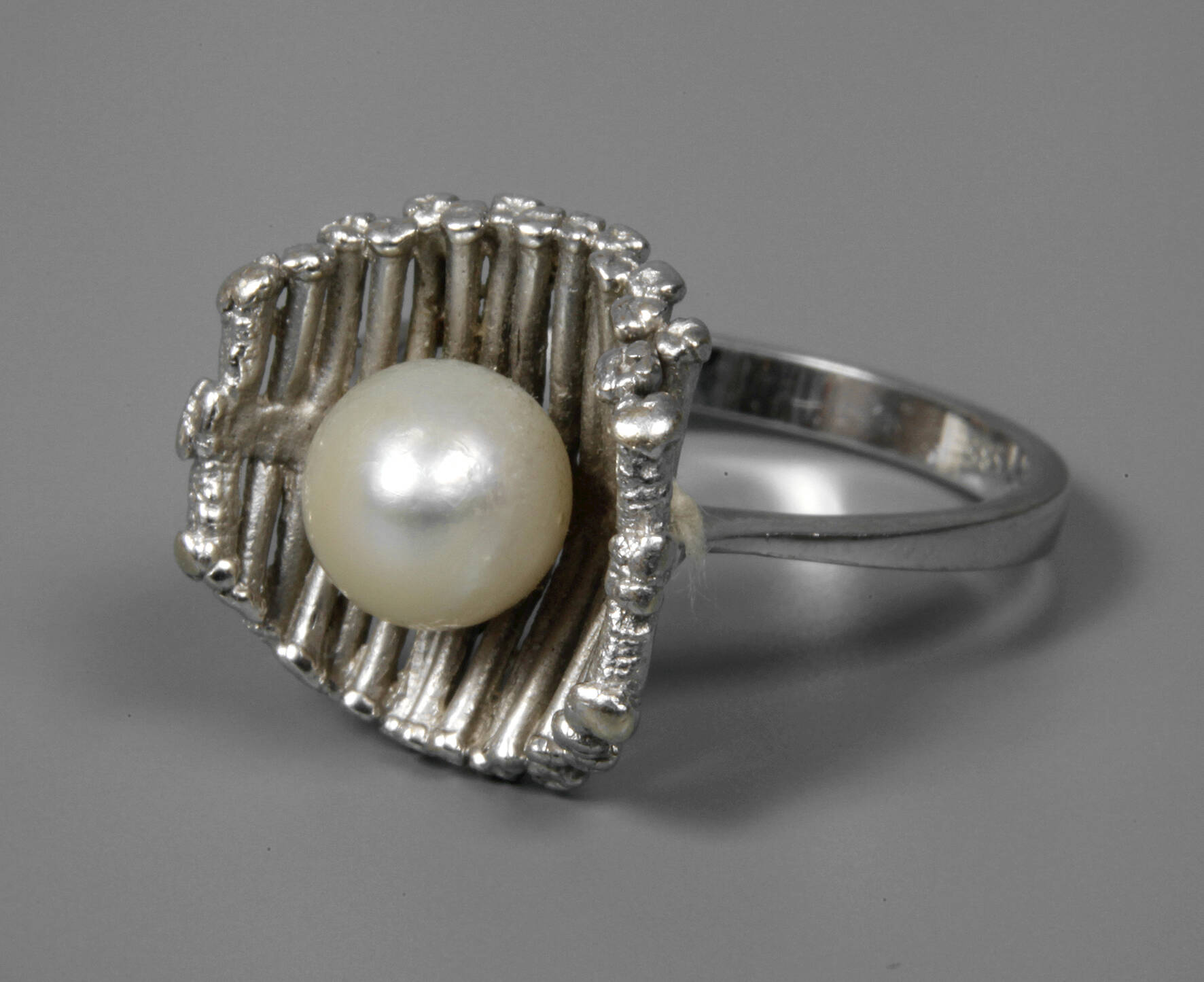 Damenring mit Perle