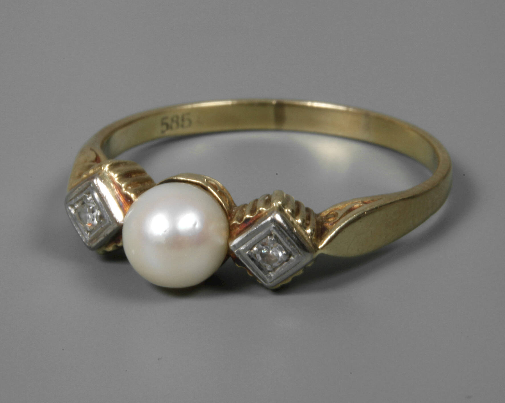 Damenring mit Perle und Diamanten