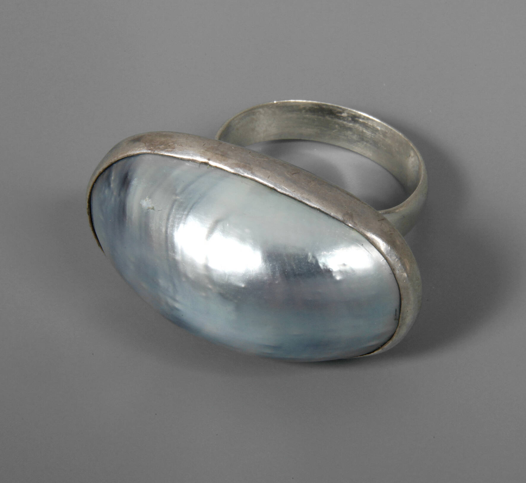 Damenring mit Perlmutt