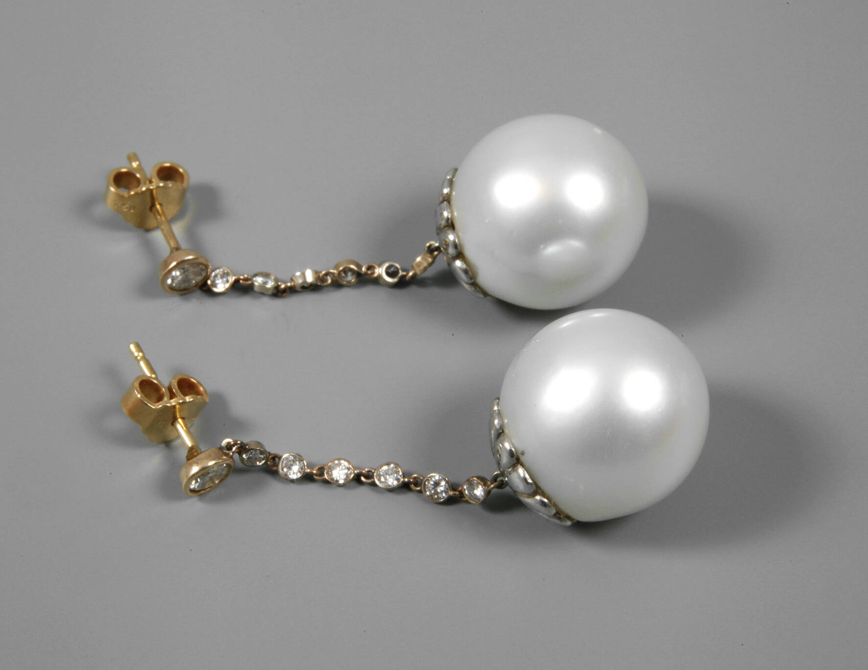 Paar Ohrhänger mit großen Perlen