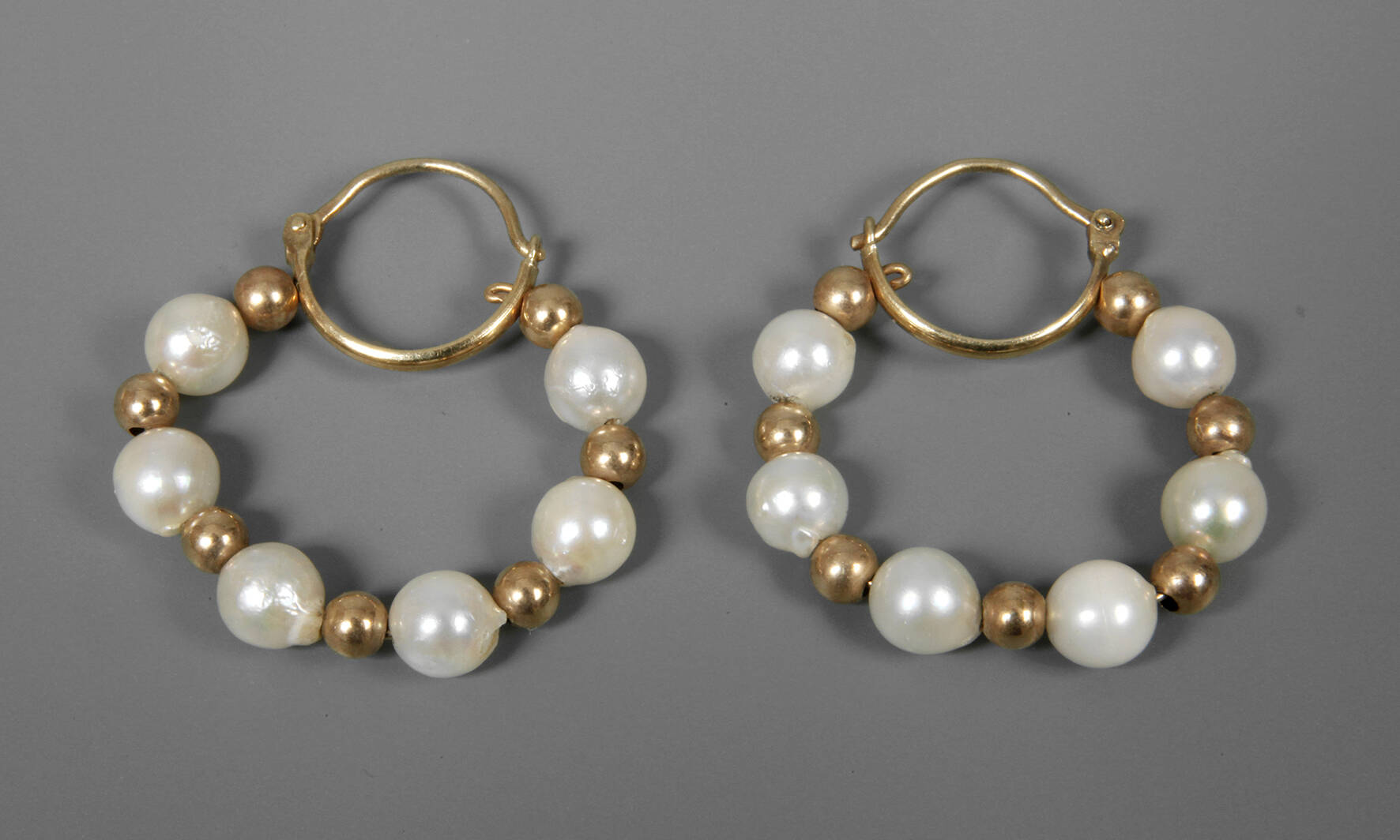 Paar Creolen mit Perlen