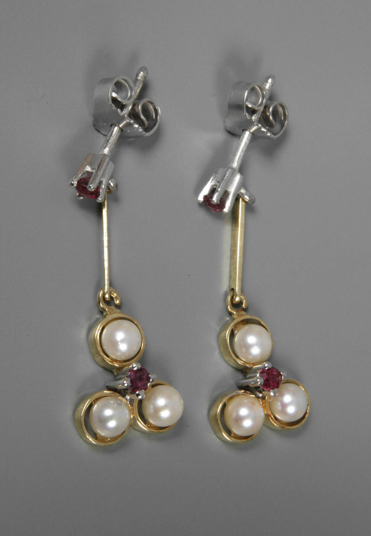 Paar Ohrhänger mit Perlen und Rubinen