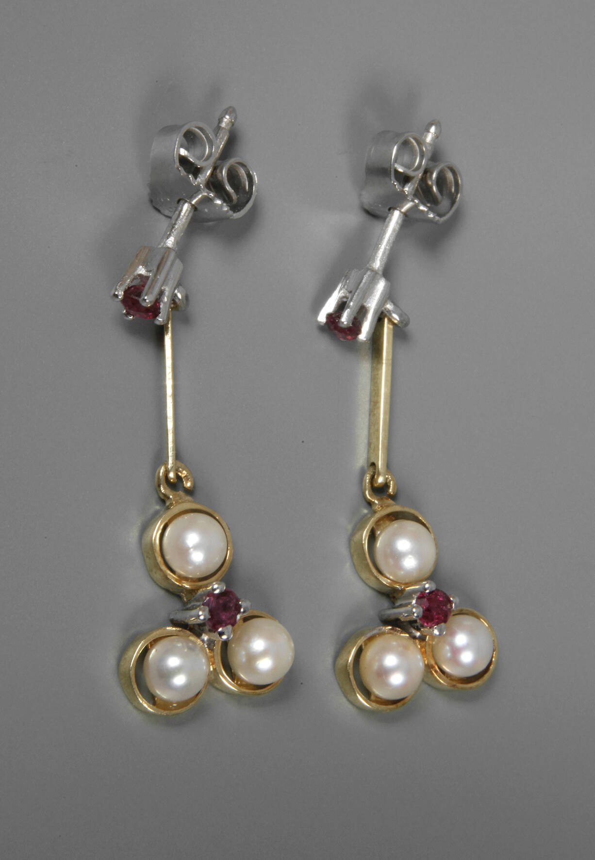 Paar Ohrhänger mit Perlen und Rubinen