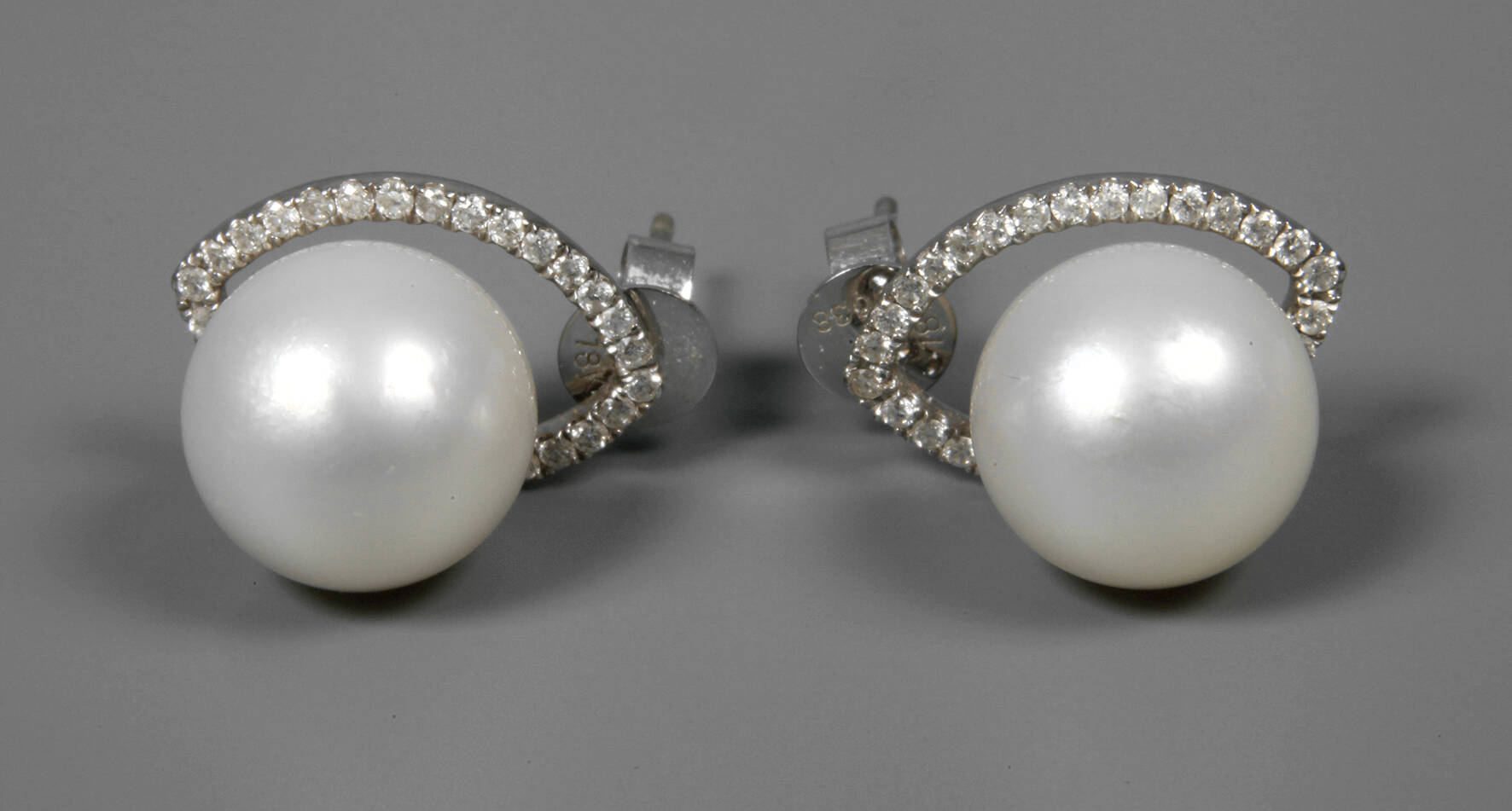 Ohrringe mit Diamanten und Perlen