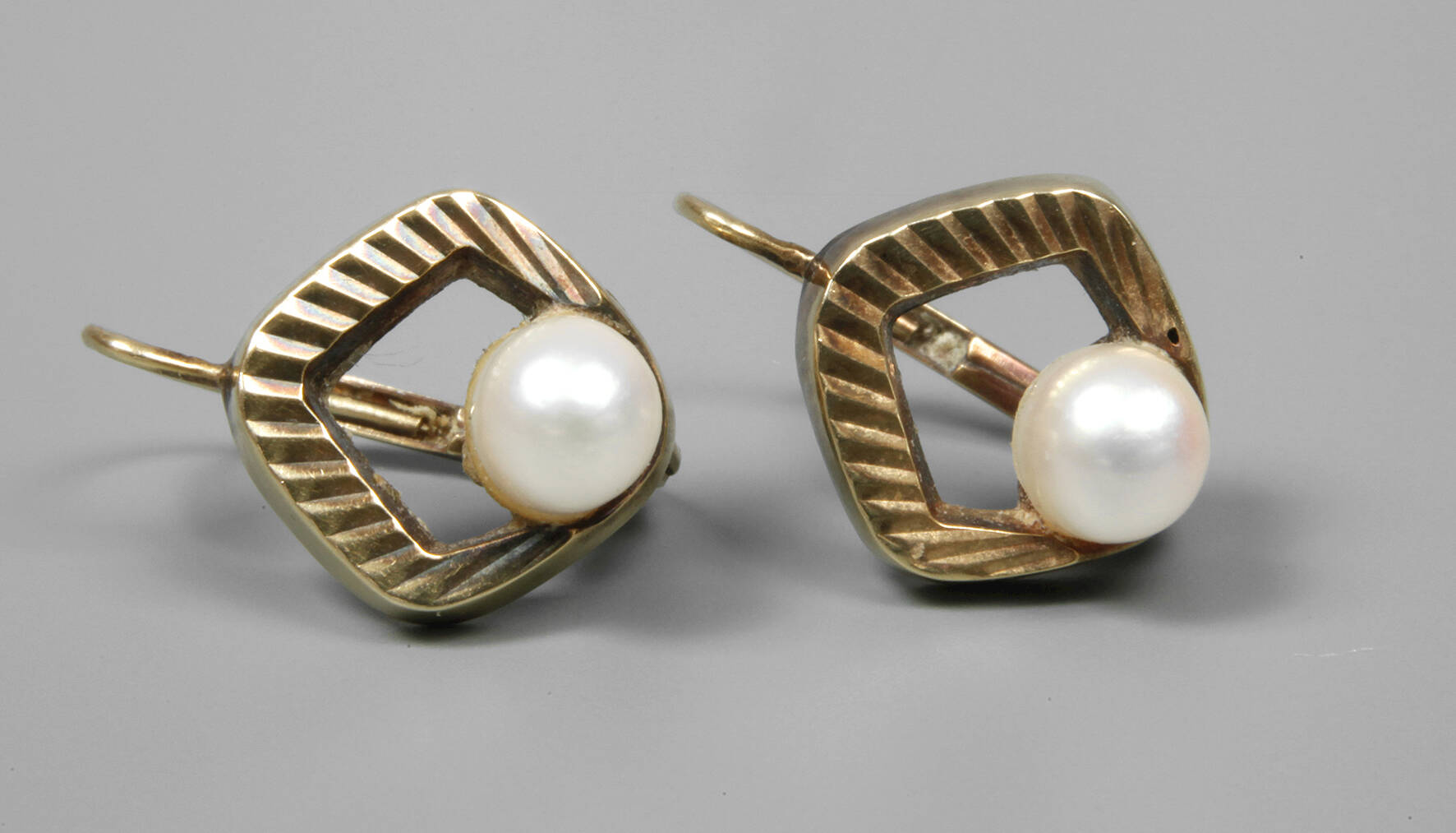 Paar Perlohrringe