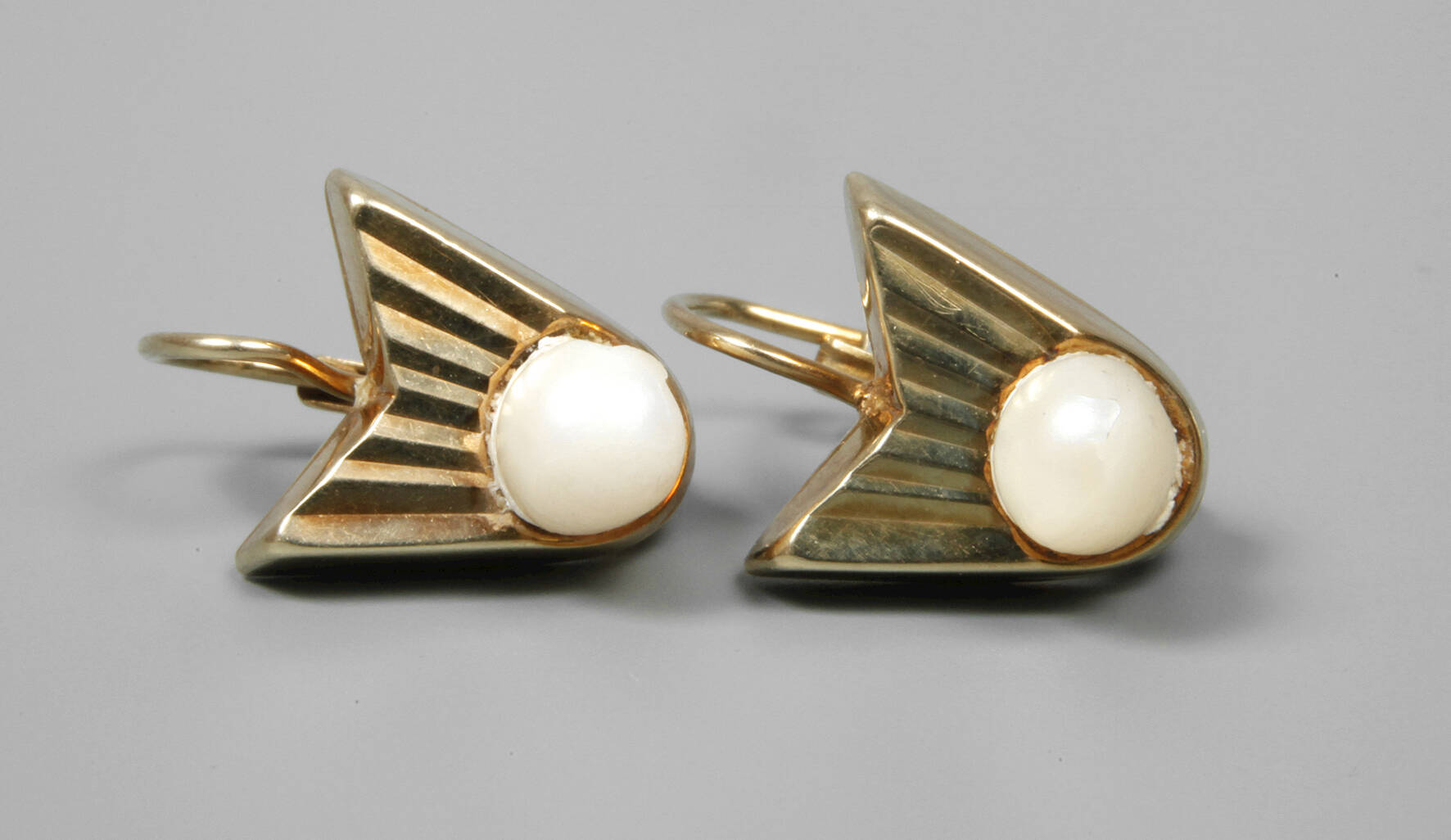 Paar Ohrringe mit Perle