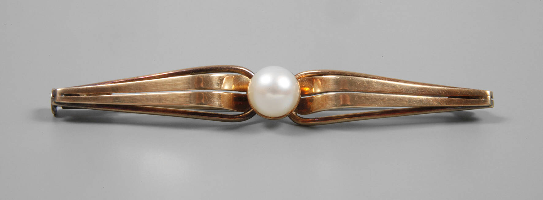 Brosche mit Perle