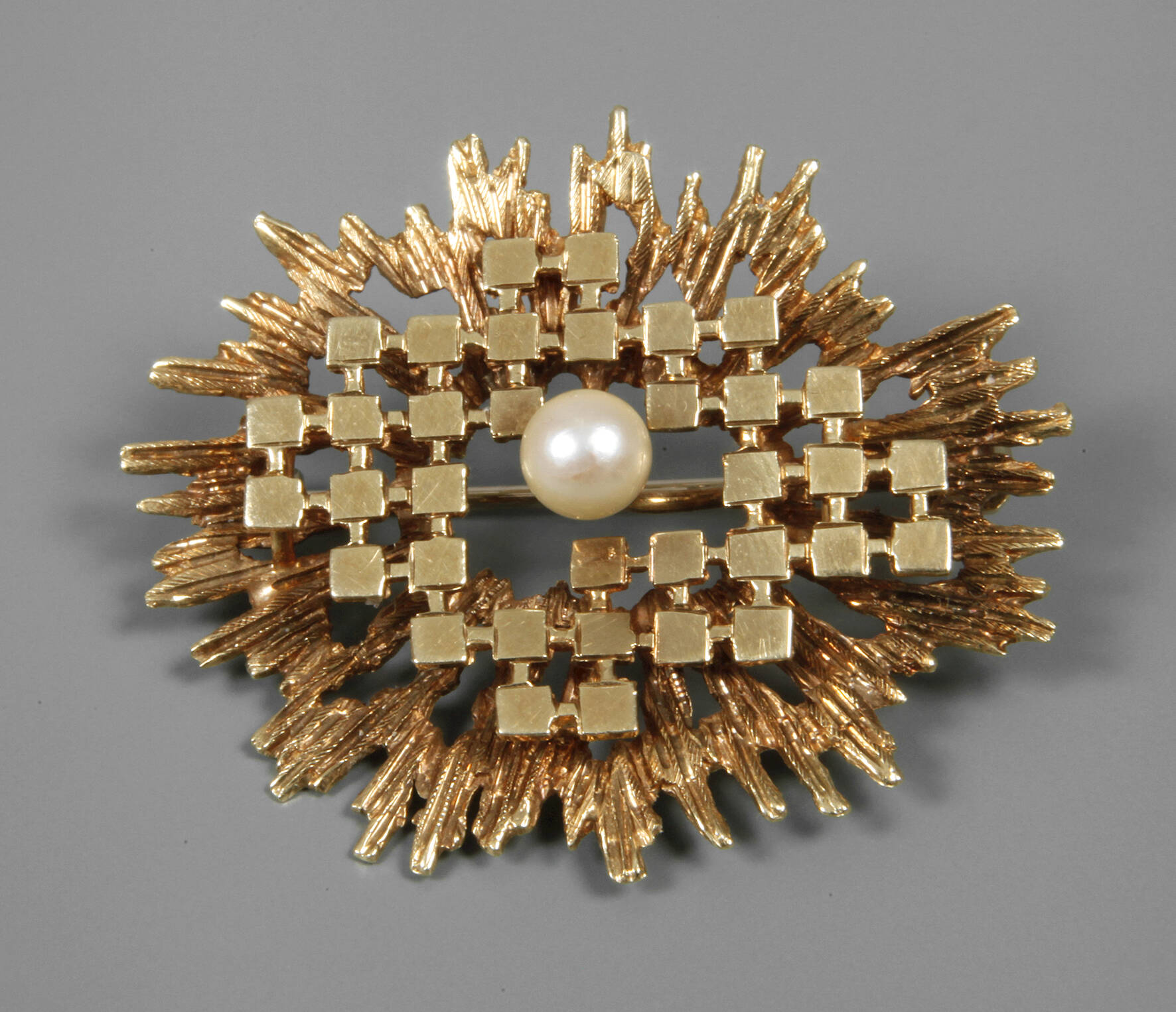 Brosche mit Perle